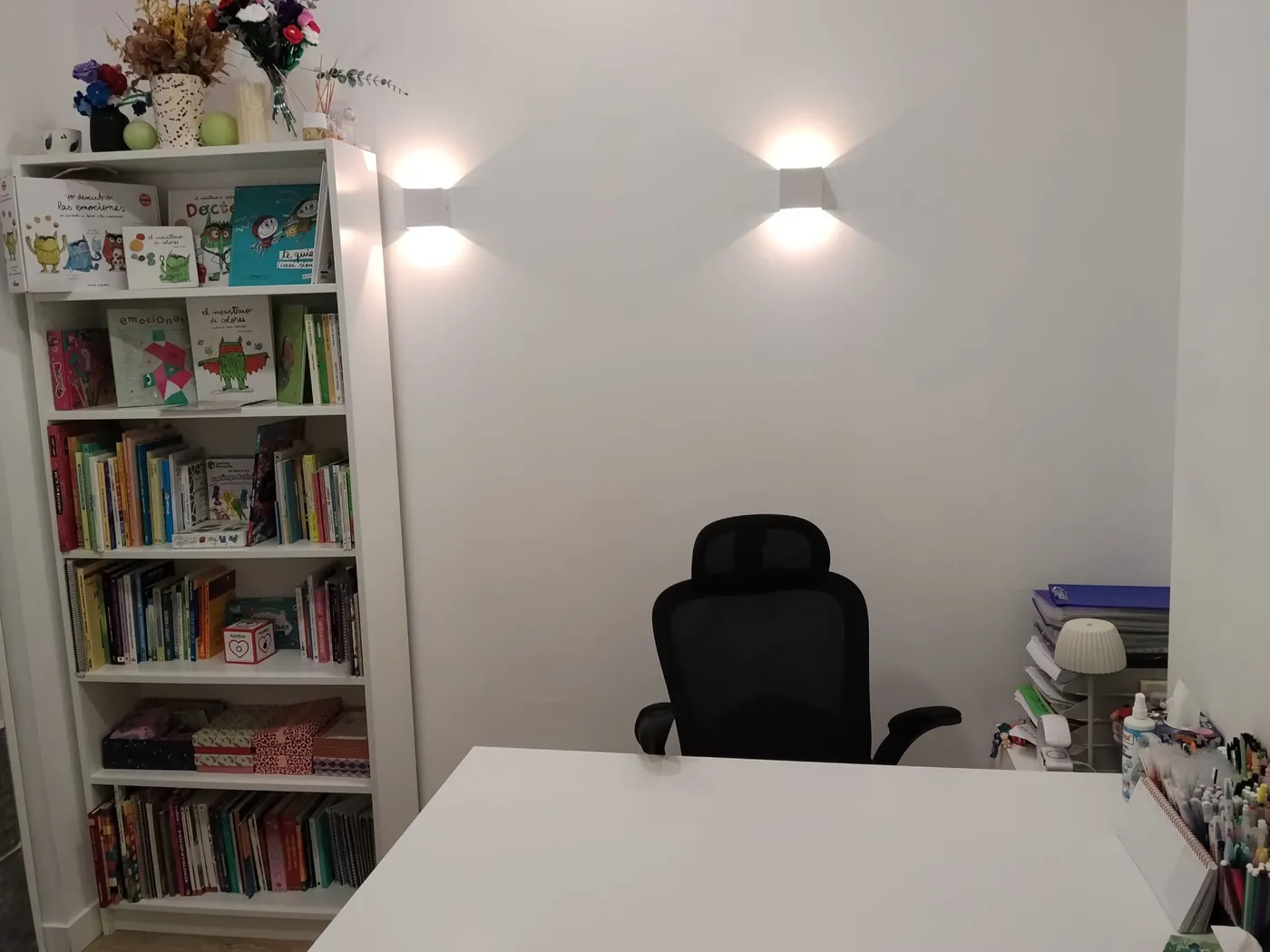 Consulta de Zoraida en Granada: mesa de trabajo y biblioteca infantil