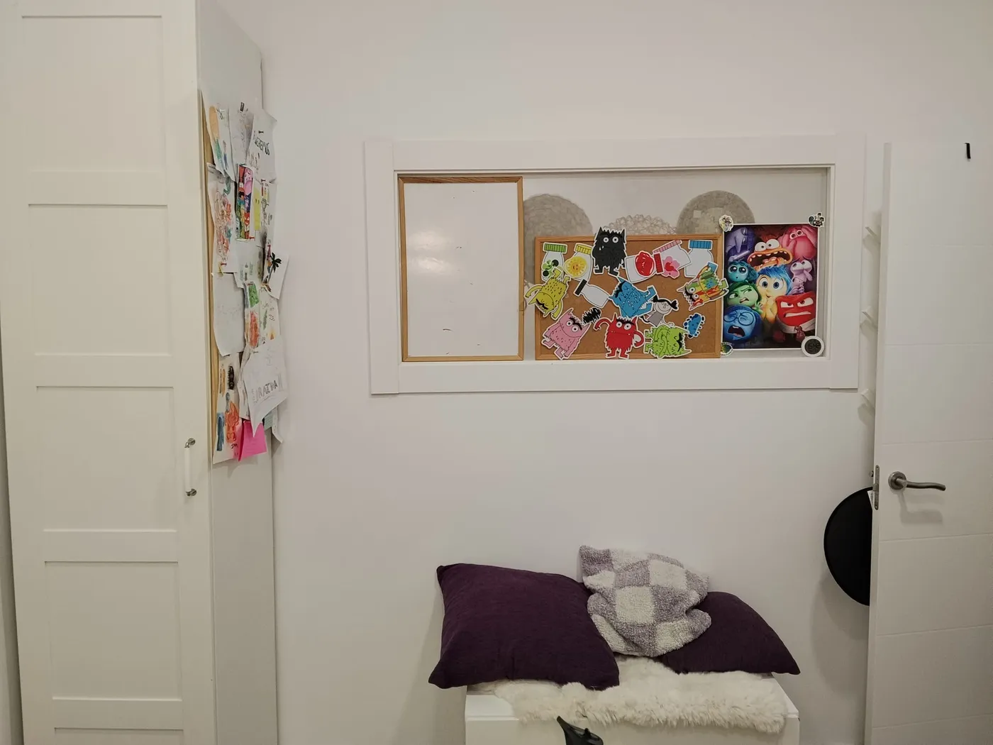 Mural de las emociones junto al rincón de espera