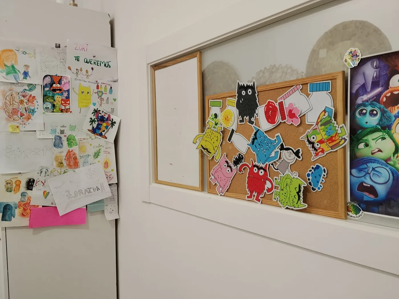 Dibujos de los niños y mural de las emociones en la consulta