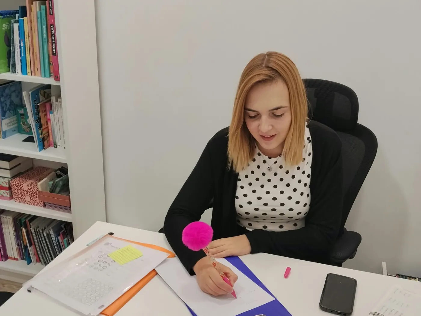 Zoraida trabajando en el escritorio de su consulta