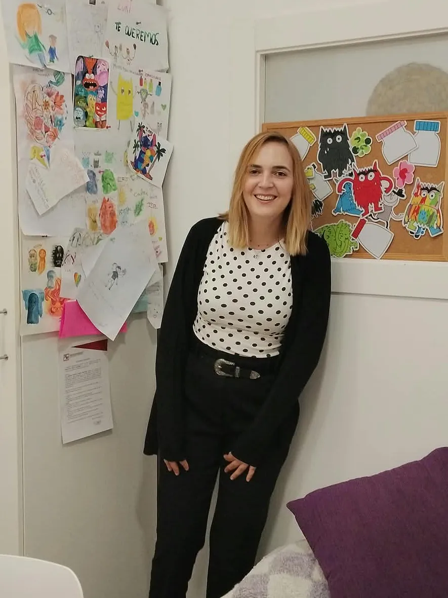 Zoraida, psicóloga en Granada, en su consulta
