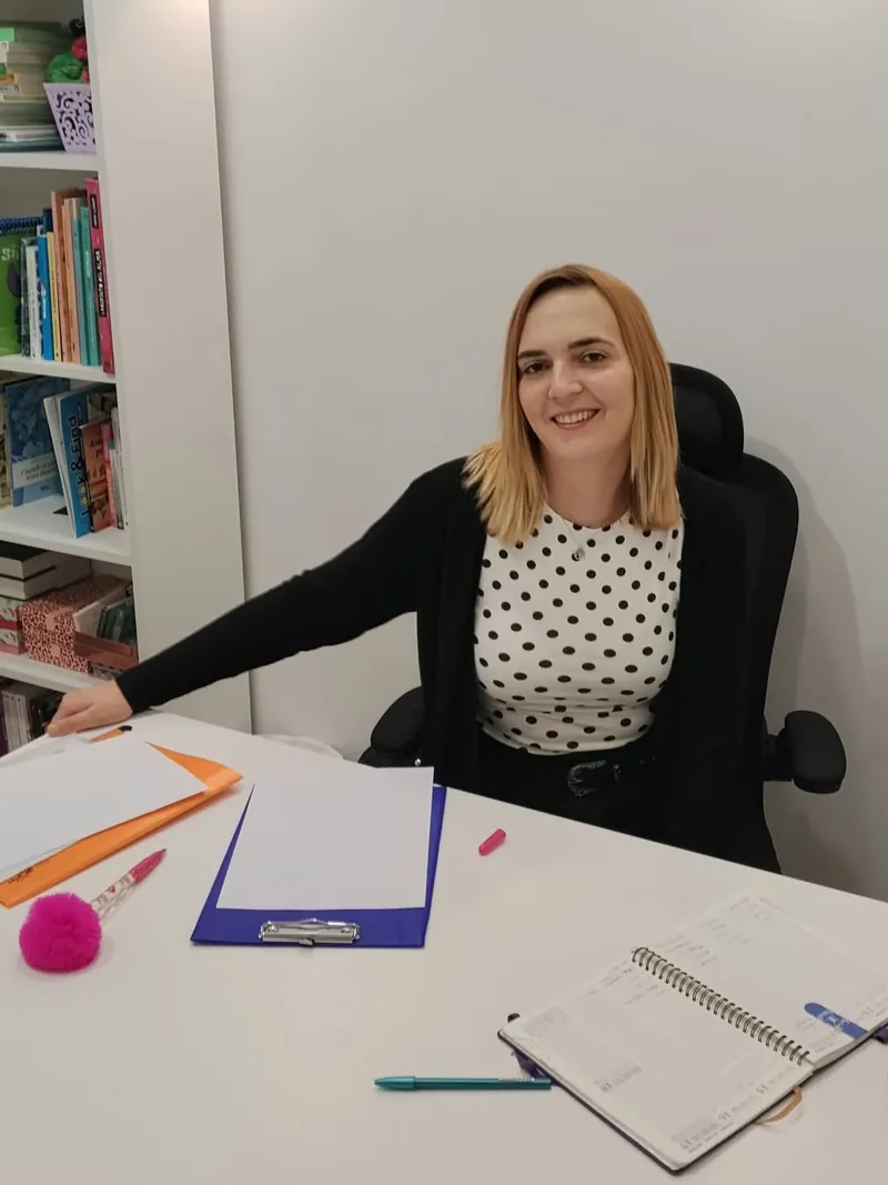 Zoraida sentada en el escritorio de su consulta
